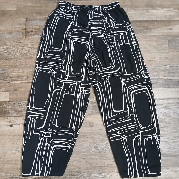 Liv by Habitat Tencel Ecovero Pleat Pocket Pants in a black and white - Picture 5 of 5